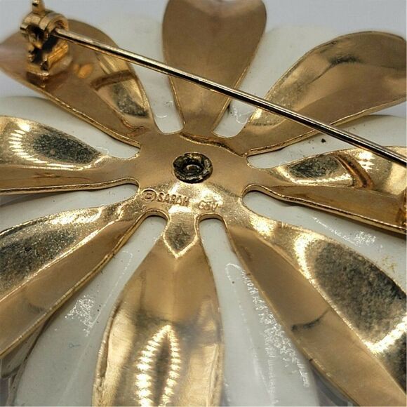 Vintage SARAH COVENTRY Enamel Flower Brooch & Earring SET White 3-D Gold Lot - Picture 6 of 6